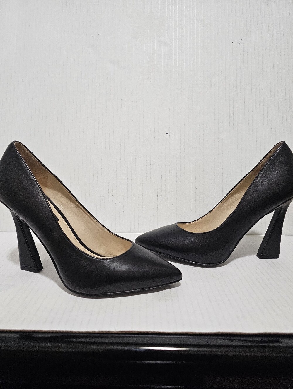 Nine West Black Pointy Leather High Heels Flared Spool Block Heel Pump Sz 6M